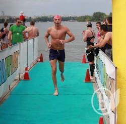 Черниговец   Игорь Стах  проплыл марафон 10 километров за 3 часа